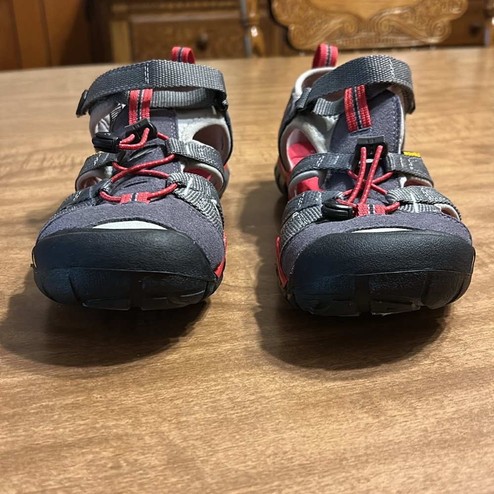 KEEN Seacamp II CNX Water Sandals Gray Red Kids US 5 EU 37 Hiking Shoes
G - Picture 8 of 17